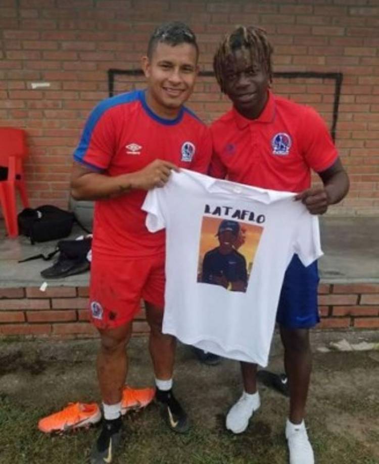 'La Taflo' junto al jugador del Olimpia, German 'Patón' Mejía, en un entrenamiento de los blancos.