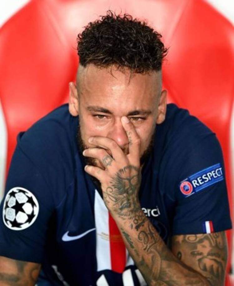 Neymar se fue a sentar a uno de los banquillos y lució triste al ver a los del Bayern celebrar.