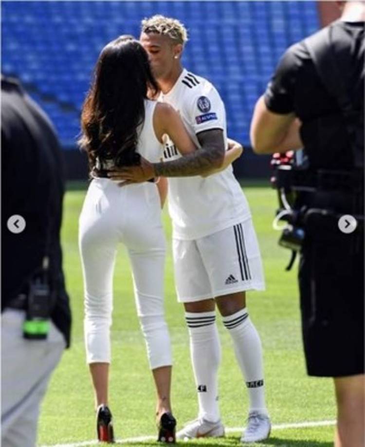 Subida a unos tacones de vértigo, Yaiza ha posado para los medios junto a Mariano, con el que forma una sólida pareja desde hace ya varios años