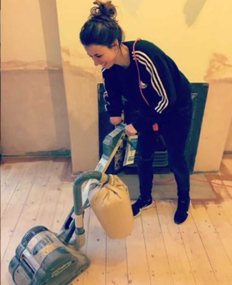 Según el sitio disabilityhorizons.com, la joven participó en 2015 en una iniciativa que ofrecía a las personas con discapacidad apasionadas por el clima y el medio ambiente, la oportunidad de aprender sobre el trabajo, el cual era pautado por la BBC.<br/><br/>