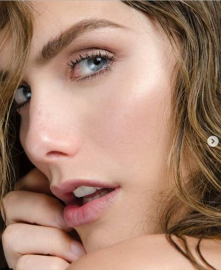 “La verdadera belleza brota del corazón y habita en los ojos”, título otra de las imágenes, queriendo demostrar su seguridad pese a cualquier controversia.