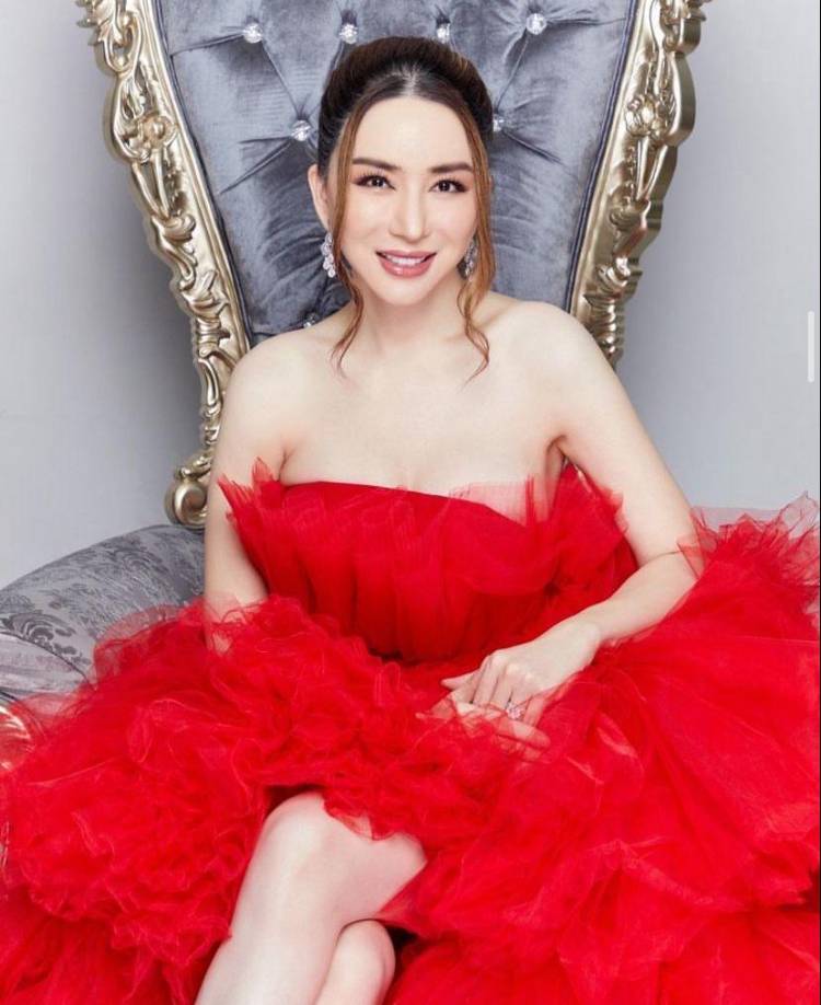 A través de sus redes sociales la empresaria confirmó dicha información: “Sí, soy dueña de todo, soy la única dueña y, finalmente, el universo es nuestro”.