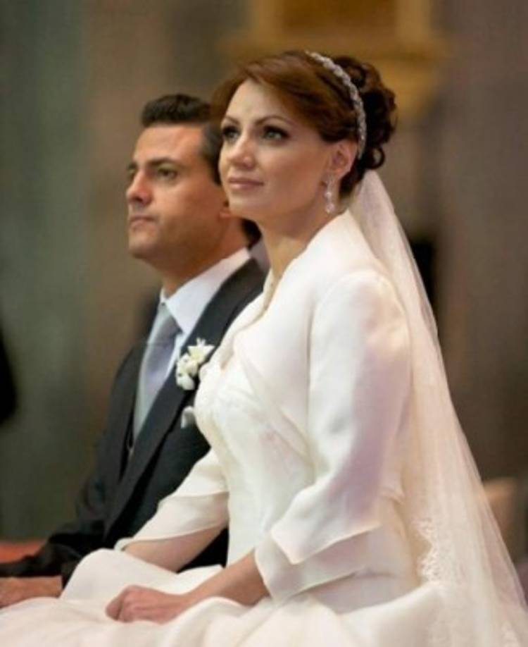 A inicios de 2016, una investigación periodística cuestionó cómo Peña Nieto logró casarse con Angélica Rivera el 27 de noviembre de 2010 y la forma en que la Iglesia Católica mexicana agilizó la anulación del matrimonio previo de la primera dama con el productor de televisión José Alberto Castro.<br/><br/><br/>