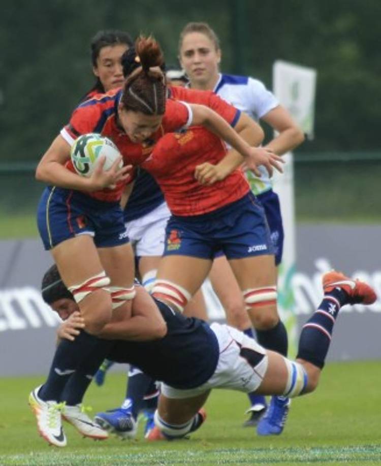 RUGBY. Gran bloqueo. La jugadora española Angela Del Pan es bloqueada por Hong Kong Amelie Seure, durante la semifinal desarrollada en Irlanda.