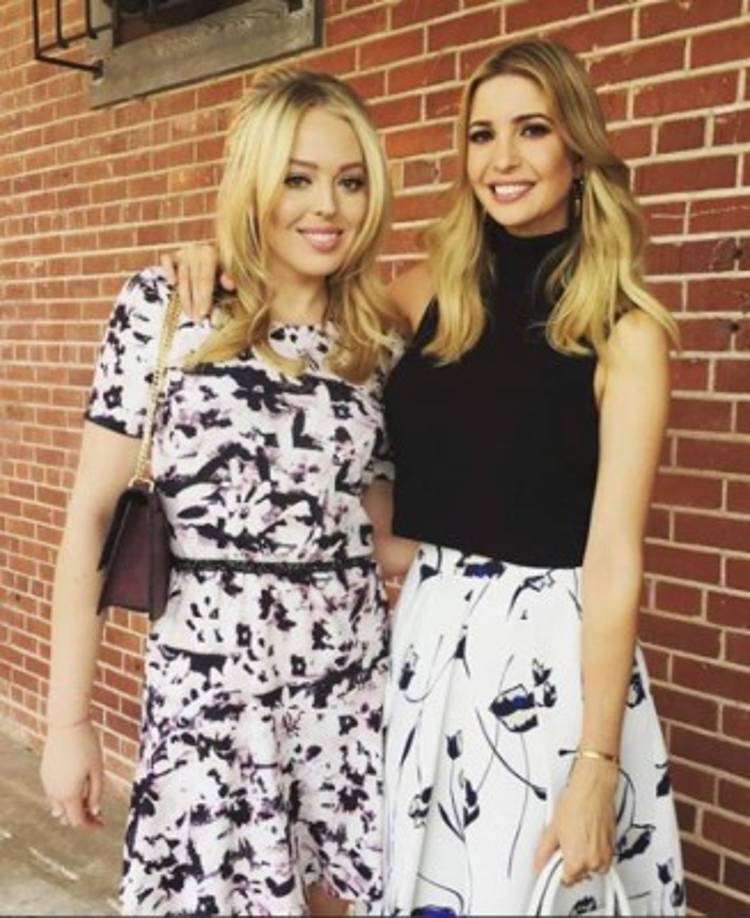 Tiffany presume en redes sociales su estrecha relación con su hermana mayor, Ivanka. Fue madrina en su boda y la millonaria empresaria le consiguió un puesto como becaria en la revista Vogue.