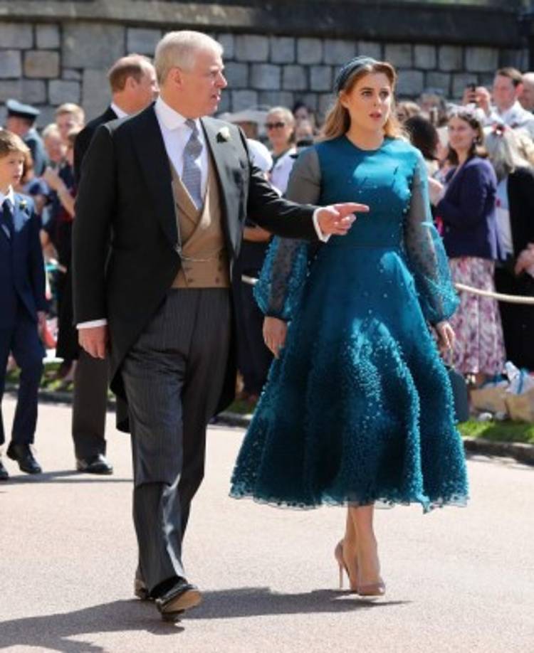 La princesa Beatriz de York se vistió con un vestido de Roksanda Viola en organza teñida de verde azulado. Su sombrero fue diseñado por Stephen Jones y zapatos de Gianvito Rossi.