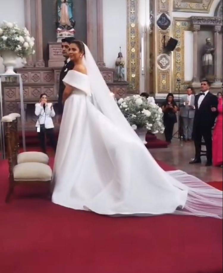 De acuerdo con imágenes de la revista ¡Hola! USA, la periodista lucía feliz y deslumbró con un vestido de la diseñadora española Rosa Clará.