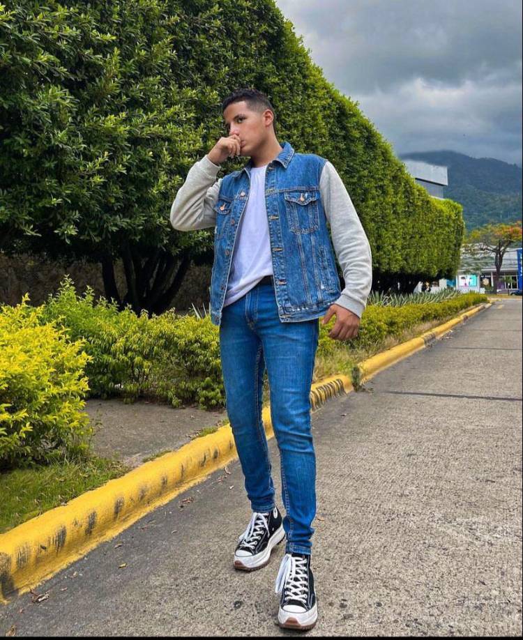 El apuesto jovencito cuenta con muy buen estilo para vestir. 