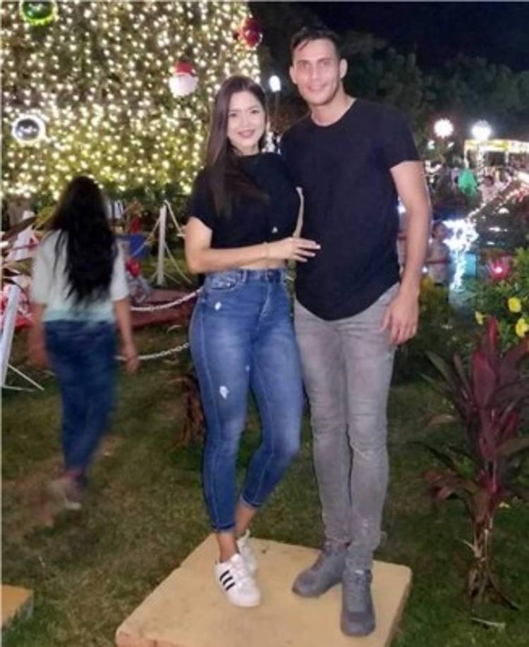 Ángel Tejeda, delantero del Real España, junto a su hermosa novia.