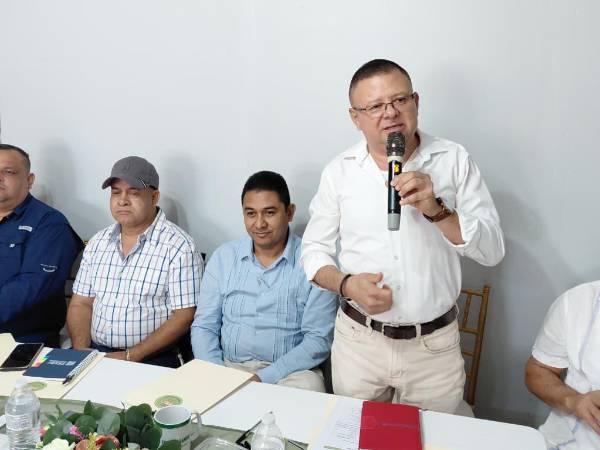 El alcalde de Arizona, Carlos Chacón (de pie) encabeza la nueva junta directiva de la Mamuca, con nuevos retos regionales para desarrollar los cinco municipios del centro de Atlántida.