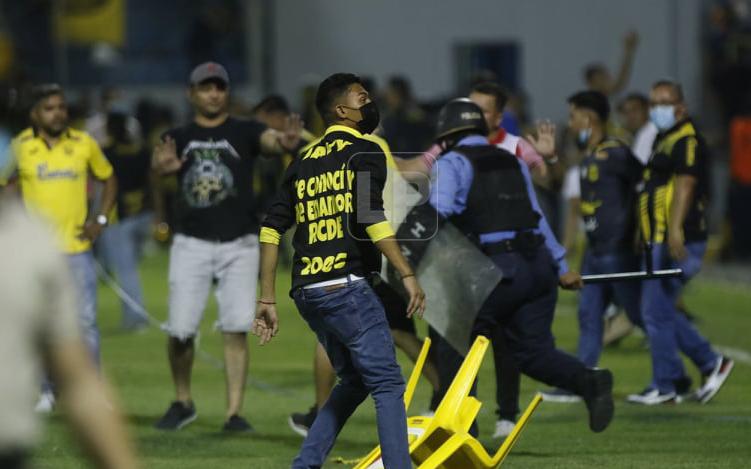 Barritas del Real España y Marathón protagonizaron lamentables disturbios el pasado sábado en el estadio Morazán.