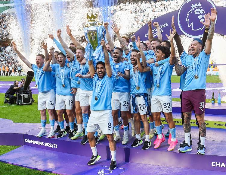 Primero los jugadores del Manchester City festejaron con su gente la obtención de la Premier League luego de vencer 1-0 al Chelsea.