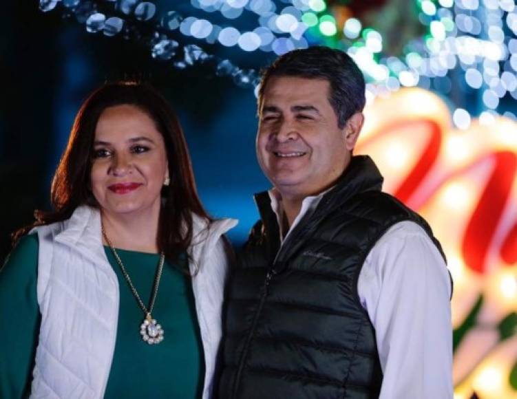 La primera dama de Honduras Ana García de Hernández dedicó en sus redes 'Junto a Juan Orlando Hernández les deseamos una !Feliz Navidad!'.