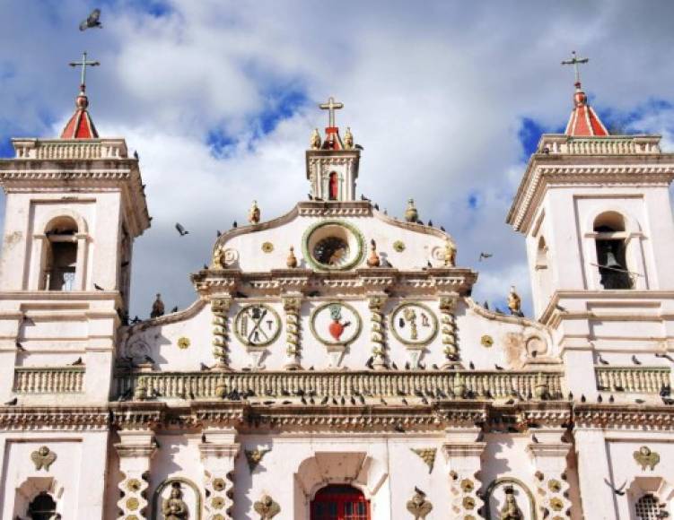 La Iglesia de Santa María de los Dolores en Tegucigalpa. La parroquia en estilo barroco criollo, presenta una fachada policroma ricamente decorada y con un un esplendoroso interior. En el año de 1781 se le dio el rango de parroquia y en 1815 se le hicieron ampliaciones por parte de los sacerdotes redentoristas que la tenían a su cargo.