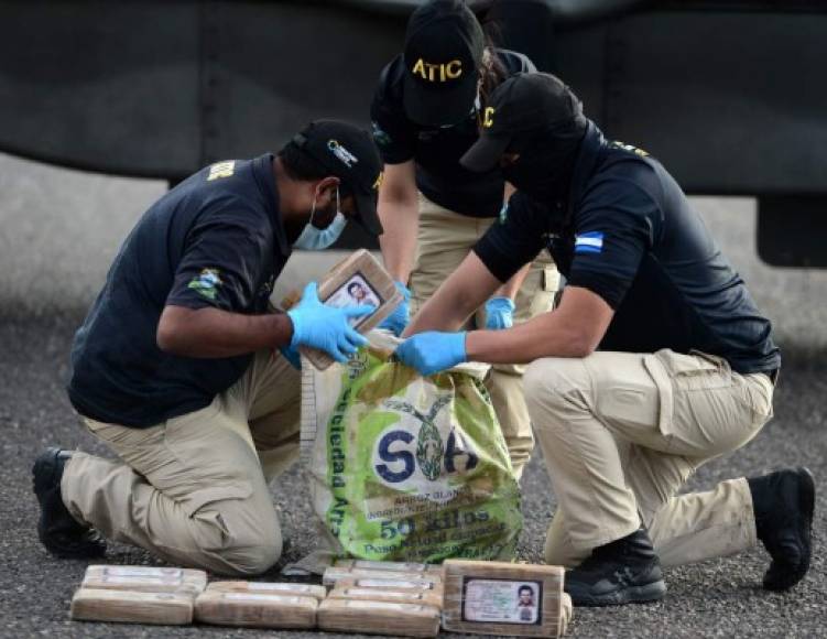 Equipos combinados de FESCCO y ATIC, realizaron la inspección del bote donde se logró la incautación de 25 kilos de presunta cocaína.