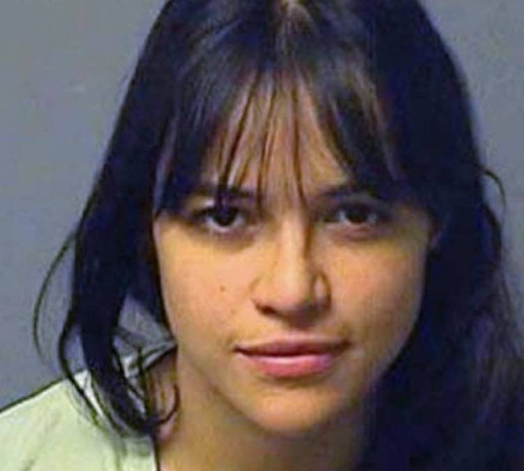 Michelle Rodríguez también ha sido arrestada varias veces. Pero el episodio más serio fue en 2007 cuando la detuvieron por manejar tomada y el juez se enojó y la sentenció a seis meses de prisión.<br/><br/>