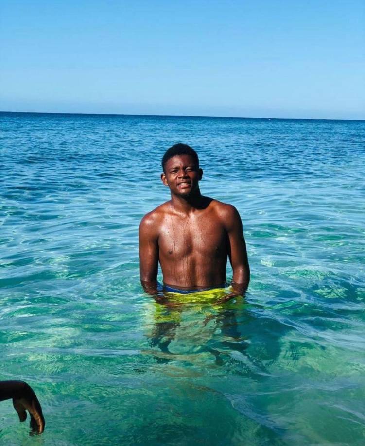 Marlon Flores - El defensa del Victoria aprovechó para disfrutar de los Cayos Cochinos.