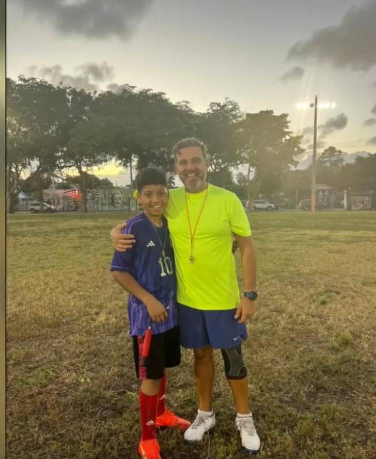 Además forma parte de un equipo de fútbol en Estados Unidos.