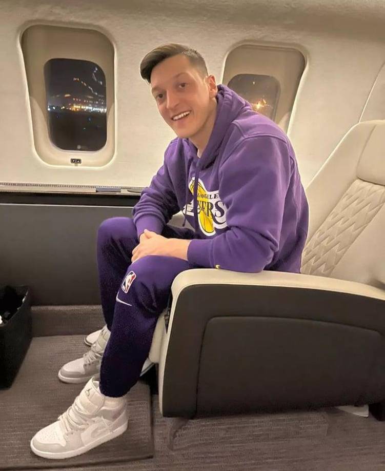 Mesut es todo un emprendedor y tiene un gran imperio que le comienza a generar varios millones.