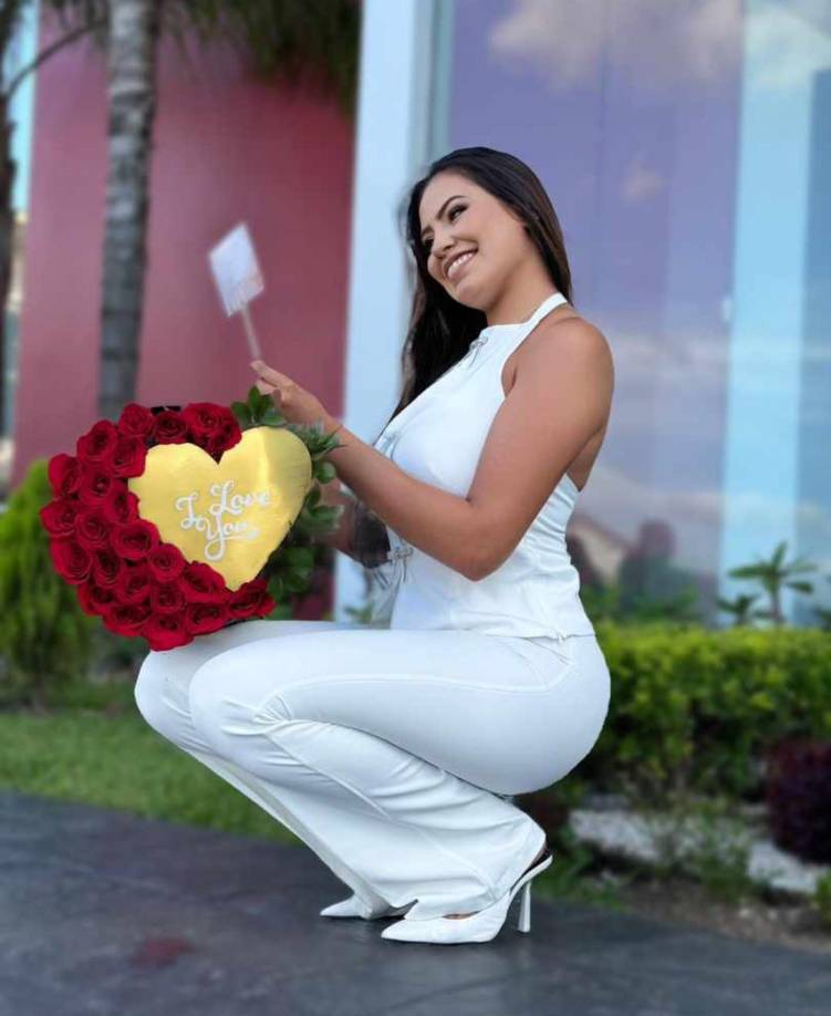 A través de sus historias en su cuenta de Instagram, Alejandra Rubio compartió emocionada varios regalos que le repuso su novio tras su asalto a su carro en Villanueva, Cortés. 