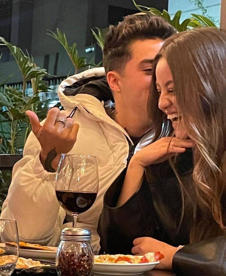 Karol Sevilla, por su parte, en los últimos días se le ha relacionado con Mario Bautista. Se les captó cenando juntos y luego a ella acompañándolo en un concierto. Ambos afirman ser solo amigos.