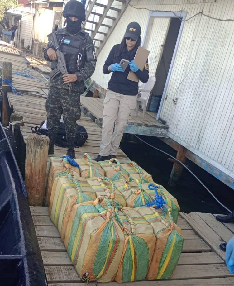 Personal del Ministerio Público se trasladó hasta la isla de Roatán para inspeccionar el cargamento de la sustancia ilegal. 