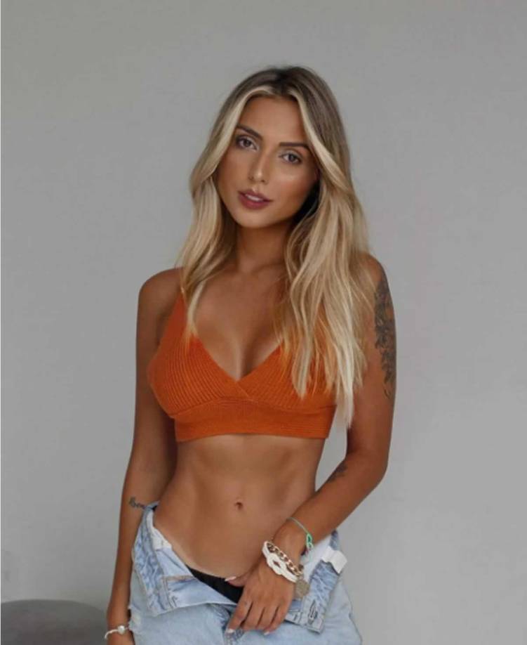 La modelo incluso difundió un video que muestra a un hombre de espaldas, en el pasillo del edificio, quien sería Neymar.