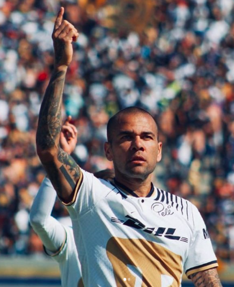 Una amiga de la víctima, al ver que la mujer no podía seguir su testimonio, apuntó que “hubo penetración”, sin embargo, y tras instarle el agente a la joven de que denuncie los hechos, esta reconoció: 