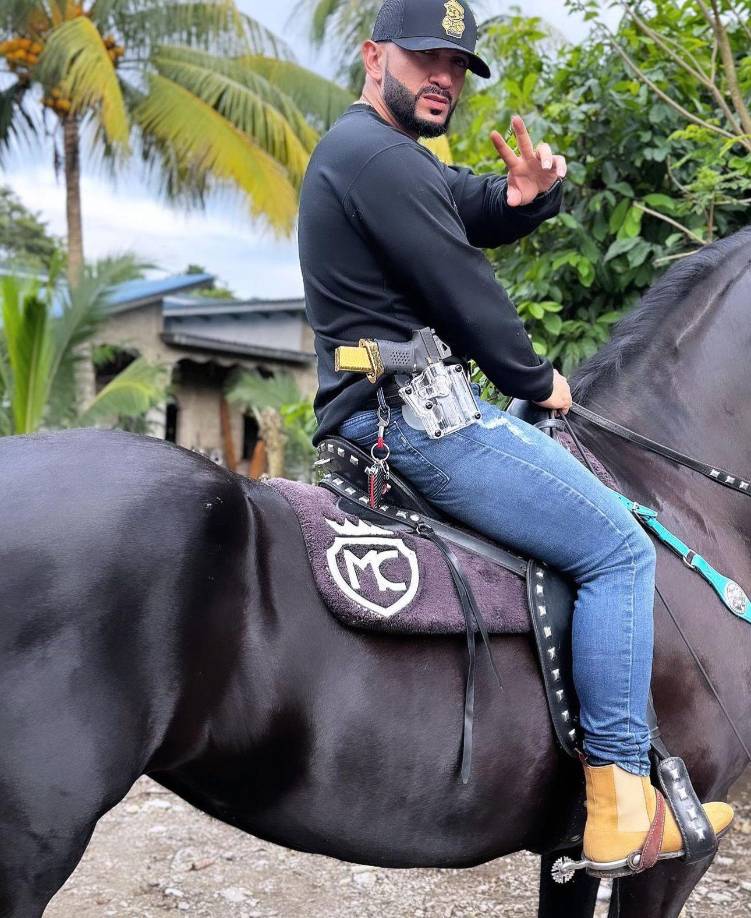 A parte de ejercer la abogacía y practicar la cabalgata, Milton Chávez va al gimnasio y es un político activo.