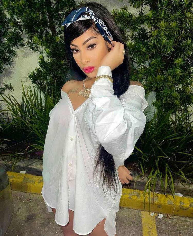 En ese medio conoció a personas de la industria, hasta que se decidió inclinarse por el canto. 