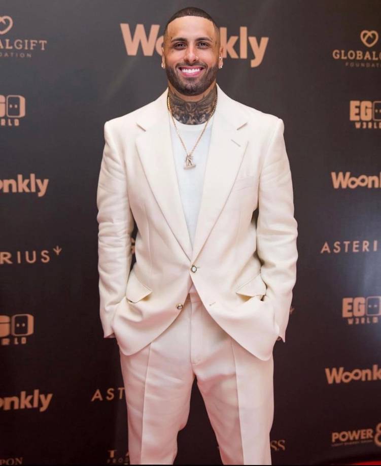 En las últimas horas, el intérprete de ‘Travesuras’ abrió hilo en sus cuentas de Twitter y Facebook acerca de los beneficios que él considera de tener una amiga con derechos en lugar de una pareja estable. 