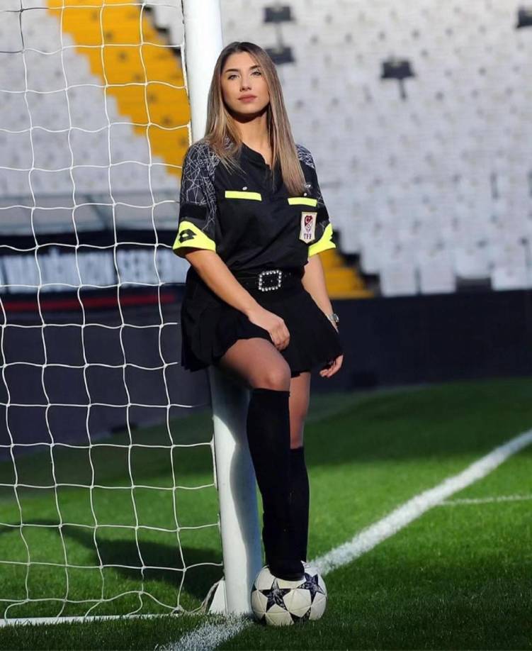 La Federación Turca de Fútbol (TFF) decidió suspenderla de sus funciones, lo que ha generado un gran revuelo en los medios y en las redes sociales.