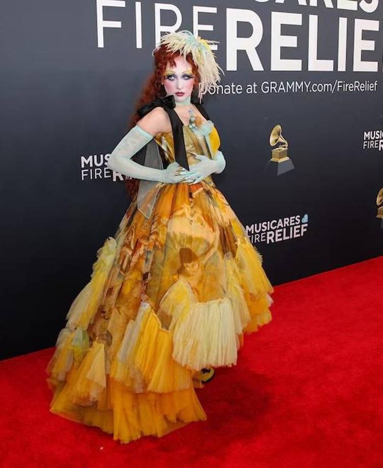 <b>Chappell Roan </b>sorprendió con un <i>superlook</i> en la red carpet. Llevó un vestido voluminoso en tonos amarillos y naranjas, compuesto por múltiples capas de tul y texturas que crearon un efecto dramático y artístico. Jorge Rey sostuvo contundente: <b>“Chappell Roan es un icono ya,</b> con su make up, esa reminiscencia al barroco, hablamos de un look performático claramente, que habla de ella como artista, de su música y su mensaje. Me gusta porque plantea tendencias en el look que luego serán adoptadas y bajadas a algo más urbano”.