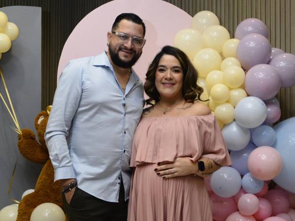 Carlos Rodríguez y Nory Collins en el Baby Shower que le organizaron sus seres queridos.