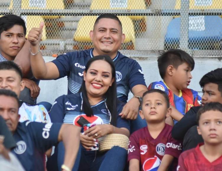 Una linda pareja posó para las cámaras de LA PRENSA disfrutando del primer partido del Motagua ante UPN en el Estadio Emilio Williams.