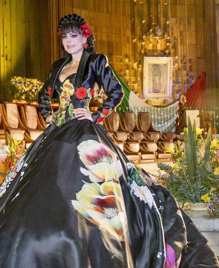 La actriz y cantante Maribel Guardia eligió un vaporoso diseño negro adornado con flores de colores y también diseñado por el artista Mitzy. Maribel interpretó el tema “Te traigo flores”.