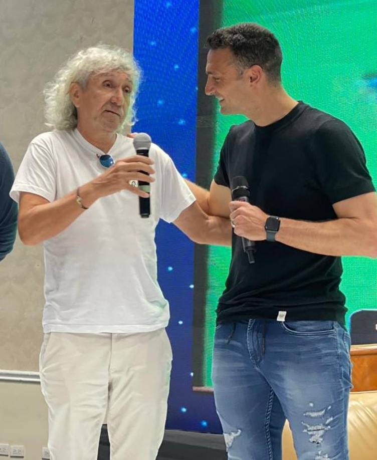 Scaloni saludó a Jorge “Mágico” González quien asistió a la conferencia que brindó. “Un honor saludar al mejor de su país”, dijo Scaloni. <b>“Bienvenido y siéntete como en casa”</b>, le contestó “Mágico”.