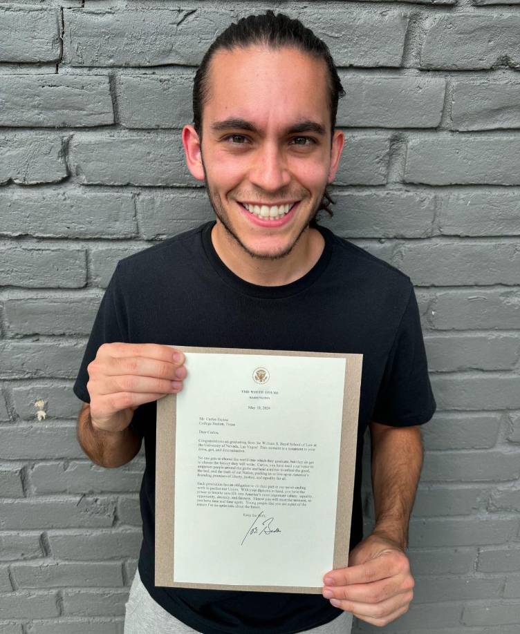 Carlos Eduardo Espina dijo a un medio uruguayo que todo inició a principio de año cuando recibió una llamada de la Casa Blanca para participar en un conversatorio sobre las preocupaciones de la comunidad latina en los Estados Unidos.