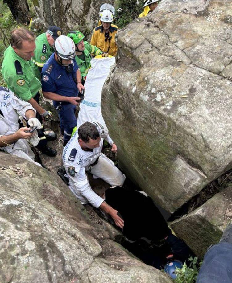 Según los rescatistas, cada una de las rocas pesaba más de 500 kg, por eso tardaron más de siete horas para que Campbell puediese ser liberada.