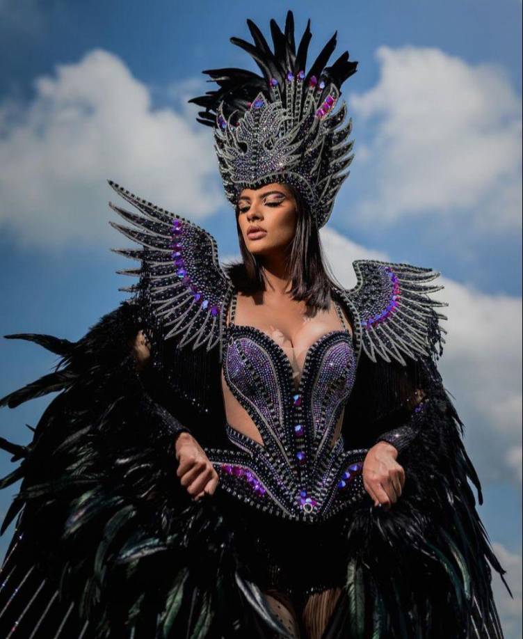 Con el post: “Abriendo mis alas al viento soy el elegante y hermoso zanate de colores negro azabache, con tonos tornasoles y de hermoso canto. Soy la inspiración para crear esta hermosa pieza de tonos oscuros que representa la adversidad que con destellos iridicentes son la muestra de que siempre hay una luz al final del camino. Soy alegre, bullanguero, picoso como el Nica, optimista y listo para un nuevo día, alegrando los parques y campos de mi bella Nicaragua y de Latinoamérica entera”, fueron compartidas las fotos oficiales de Sheynnis.