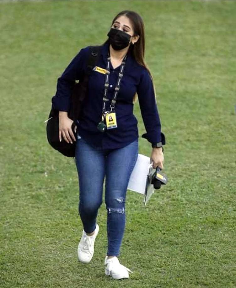 Karla López, presentadora de Tigo Sports, dio cobertura al clásico sampedrano Real España-Marathón.