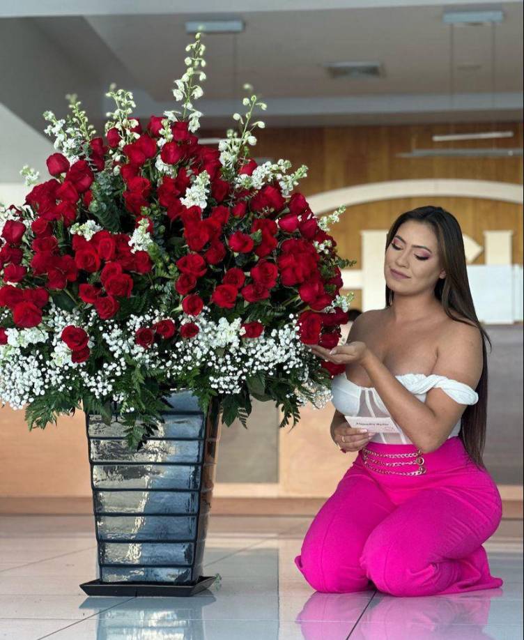”No me lo esperaba, esta persona sabe que me encantan las flores”, dijo muy emocionada. 