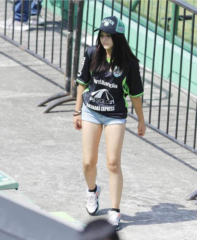 Las chicas que adornaron el derbi Marathón-Real España en el Yankel