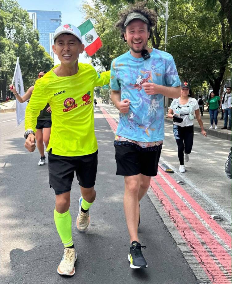 ”Es admirable y padrísimo correr con el buen Shin, es admirable su misión y me siento muy honrado de correr junto a él”, compartió Luisito Comunica.