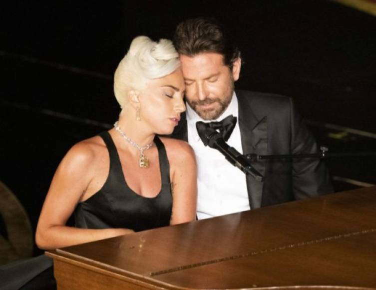 Como se recordará, sobre el escenario protagonizaron un candente número musical, frente a la misma Shayk, quien se encontraba sentada en la primera fila del auditorio, y ante los millones de televidentes que seguían la transmisión.<br/><br/>Ante la conmoción mediática (avivada por el hecho de que Gaga había cancelado su compromiso con Christian Carino), los involucrados rechazaron los rumores de infidelidad.