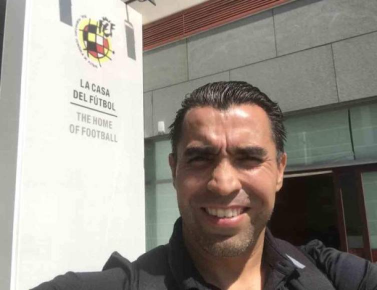 Además de ser pastor y analista arbitral en Europa, el mexicano Marco Antonio Rodíguez se tituló como entrenador de fútbol .
