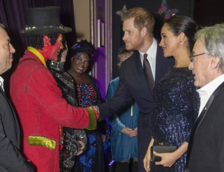 Harry, de 34 años, y Meghan, de 37, se reunieron con representantes de la organización benéfica y el Cirque du Soleil, incluidos los artistas, antes de tomar asiento como invitados de honor.<br/>