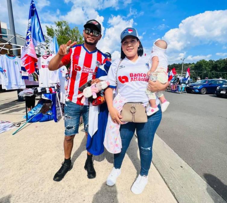 Esta bella familia llegó al estadio para darle el apoyo al Olimpia.