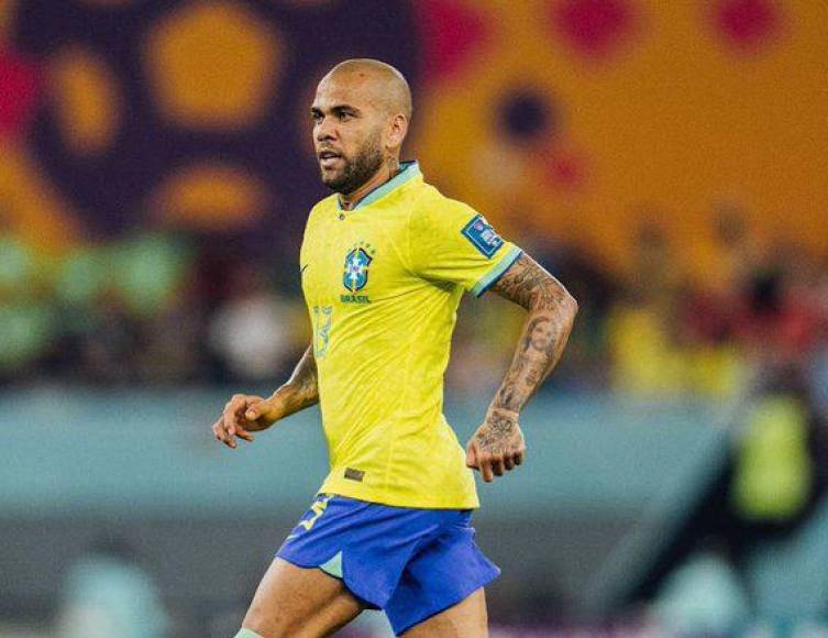 El auto también prohíbe al futbolista acercarse a menos de mil metros del domicilio de la víctima, su lugar de trabajo y cualquier otro lugar que pueda frecuentar, así como comunicarse con ella por cualquier medio.