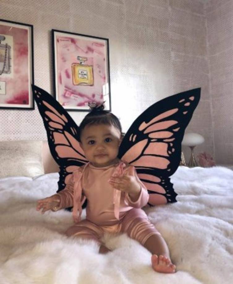 La que inició derrochando dulzura con un traje de mariposa fue Stormi, de 8 meses, hija de Kilye Jenner.<br/>